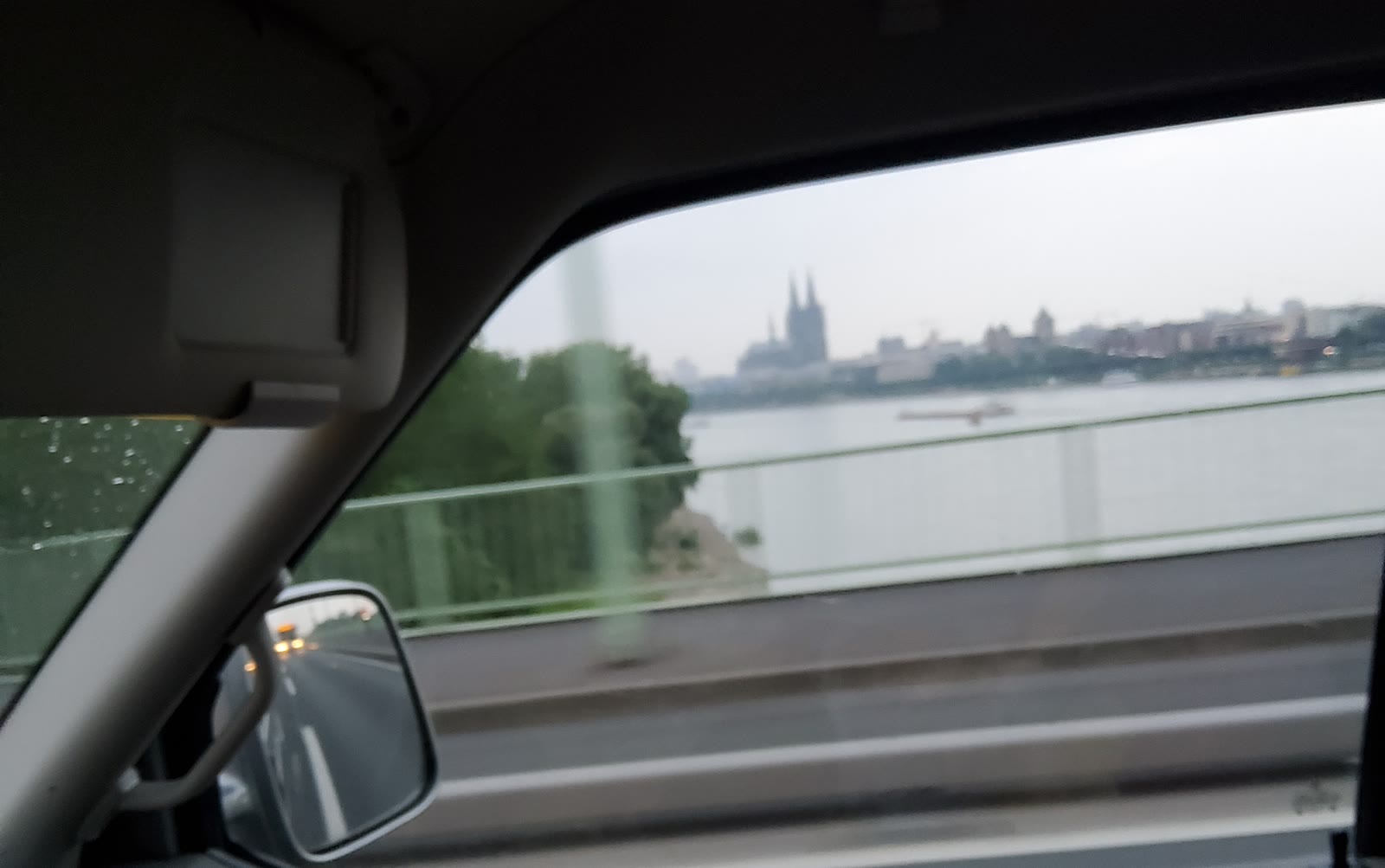 Blick aus dem T4 über eine Rheinbrücke, im Hintergrund die Silhouette des Kölner Doms